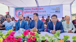 মঞ্চে উপবিষ্ট জাফলং-পিয়াইন কাপ ফুটবল টুর্নামেন্টের উদ্বোধক জাতীয় ফুটবল দলের সাবেক অধিনায়ক হাসান আল-মামুন ও টুর্নামেন্ট উদ্বোধন অনুষ্ঠানের সভাপতি উপজেলা নির্বাহী অফিসার মো: তৌহিদুল ইসলাম। ছবি: নিজস্ব